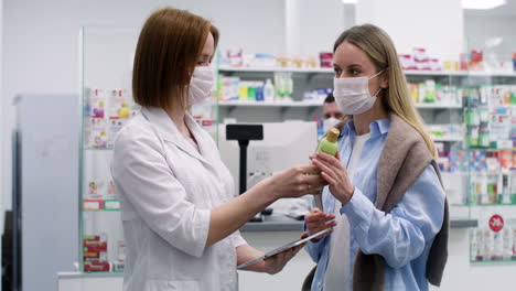 mujeres jóvenes hablando en la farmacia