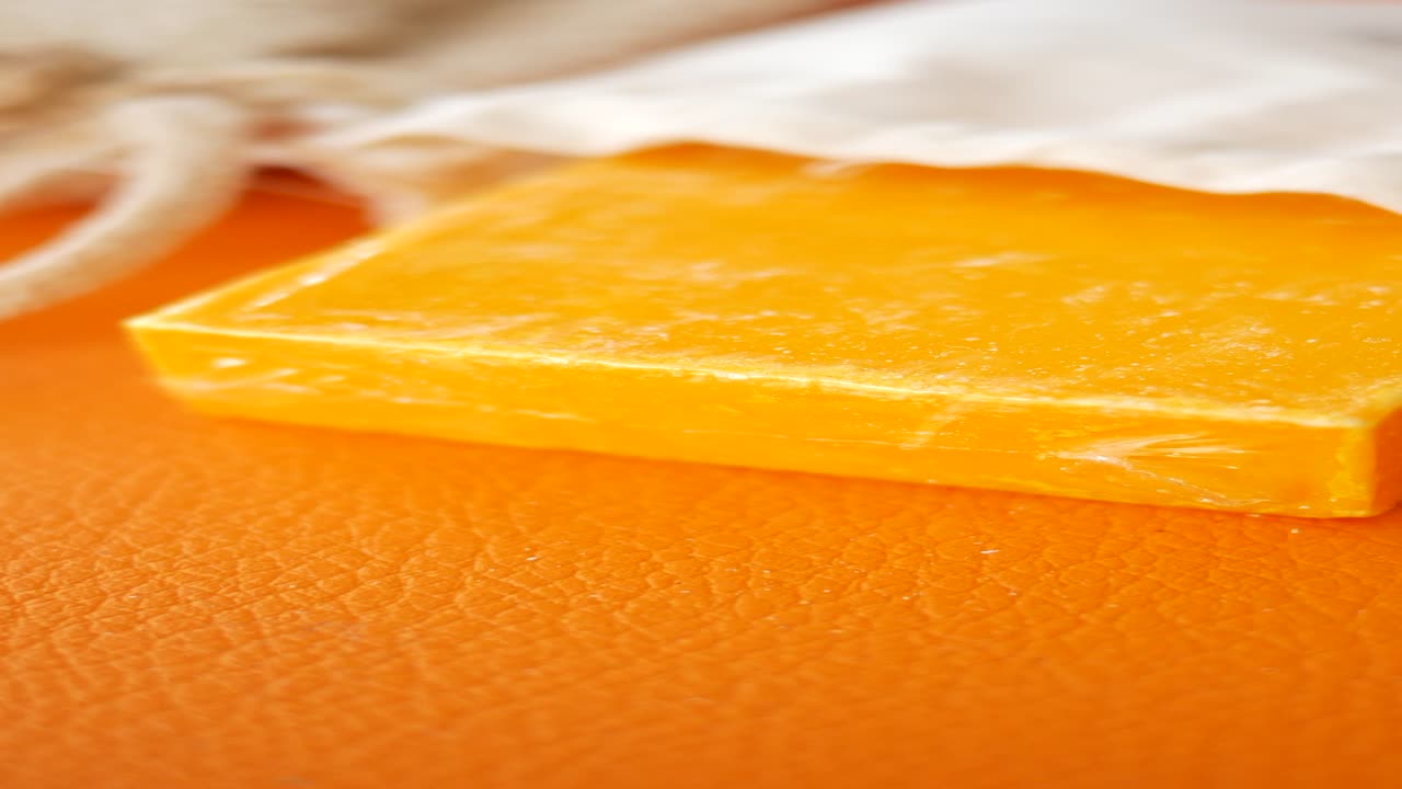 주머니에 담긴 오렌지색 비누 바