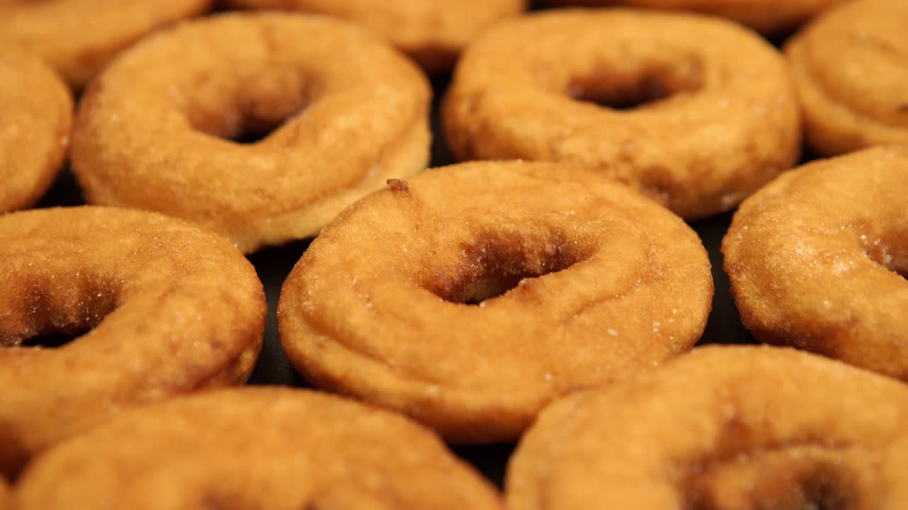 도니: 검은 책상 위에 많은 도이 있습니다.