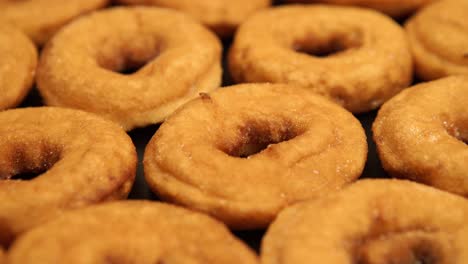 un montón de rosquillas en el escritorio negro