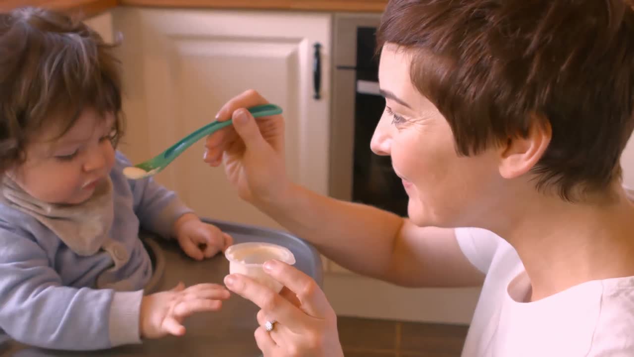 Mãe alimentando seu bebê