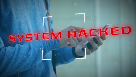 animación del sistema hackeado texto sobre hombre biracial usando teléfono inteligente