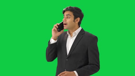 Indischer-Manager-Spricht-Mit-Jemandem-Auf-Abruf,-Grüner-Bildschirm