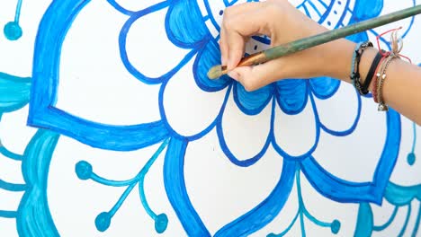niña dibujo pintura mandala en la pared