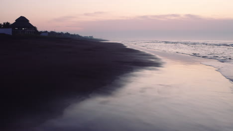 Sonnenaufgang-Am-Strand,-Extrem-Niedriger-Und-Sanfter-Rückwärtsflug-Für-Eine-Epische-Enthüllung