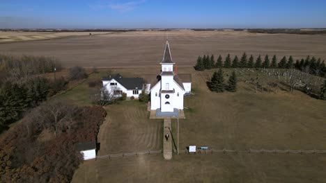 Imágenes-Aéreas-En-4k-De-La-Iglesia-Del-Campo-Rural-En-Alberta,-Canadá