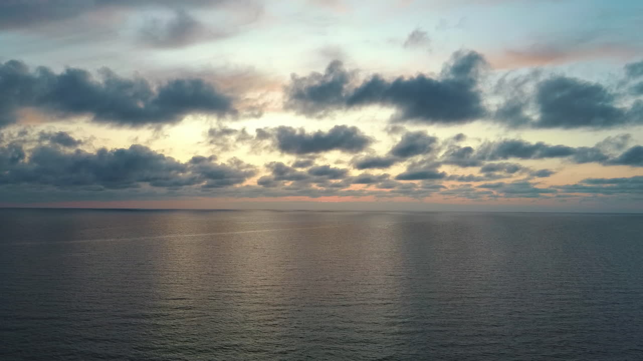 dron estático volando sobre el mar después del atardecer