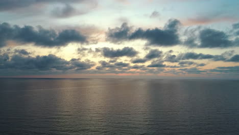 Dron-Estático-Volando-Sobre-El-Mar-Después-Del-Atardecer