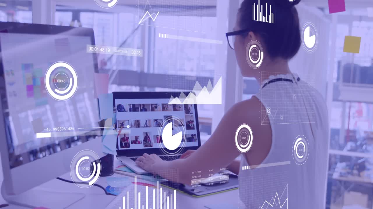 animación de estadísticas y datos sobre mujeres de negocios caucásicas que usan portátiles en la oficina