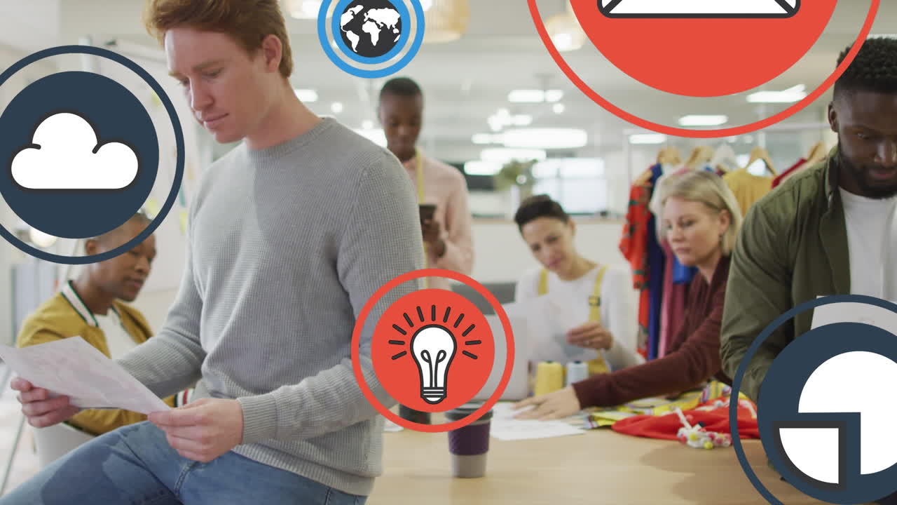 animación de iconos tecnológicos flotando sobre diversas personas que trabajan en la oficina