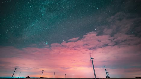 Nubes-Rojas-Iluminadas-Por-La-Puesta-De-Sol-En-El-Cielo-Nocturno-Estrellado-En-Un-Vídeo-Timelapse