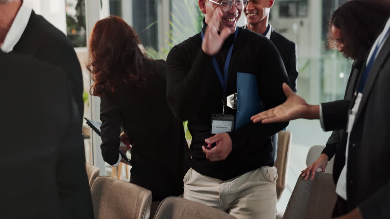 악수와 미소 짓는 사람들과의 비즈니스 회의