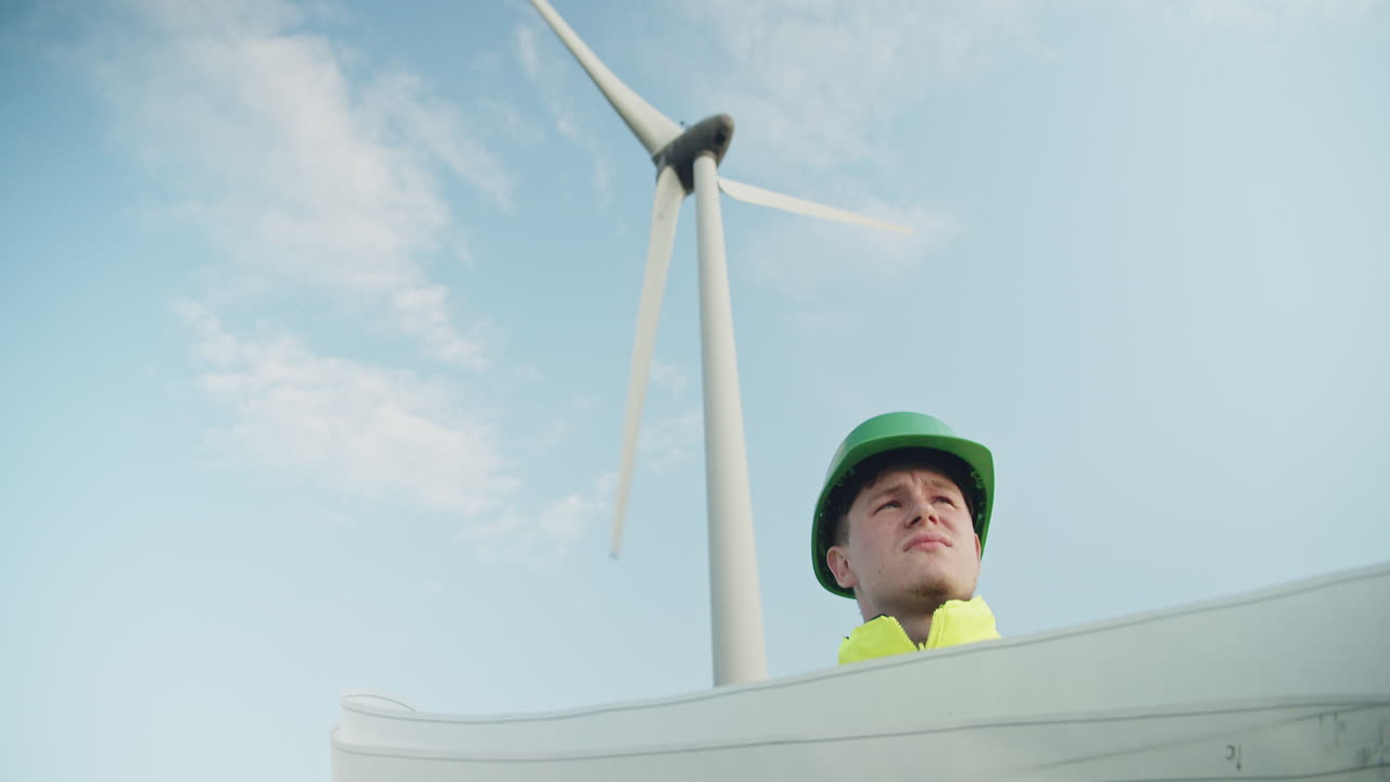 건축 계획 의 롤 을 들고 있는 젊은 기술자