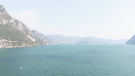 riva di solto, baia dal bogn, bergamo, italy에서 산과 호수 이세오의 멋진 공중 전망