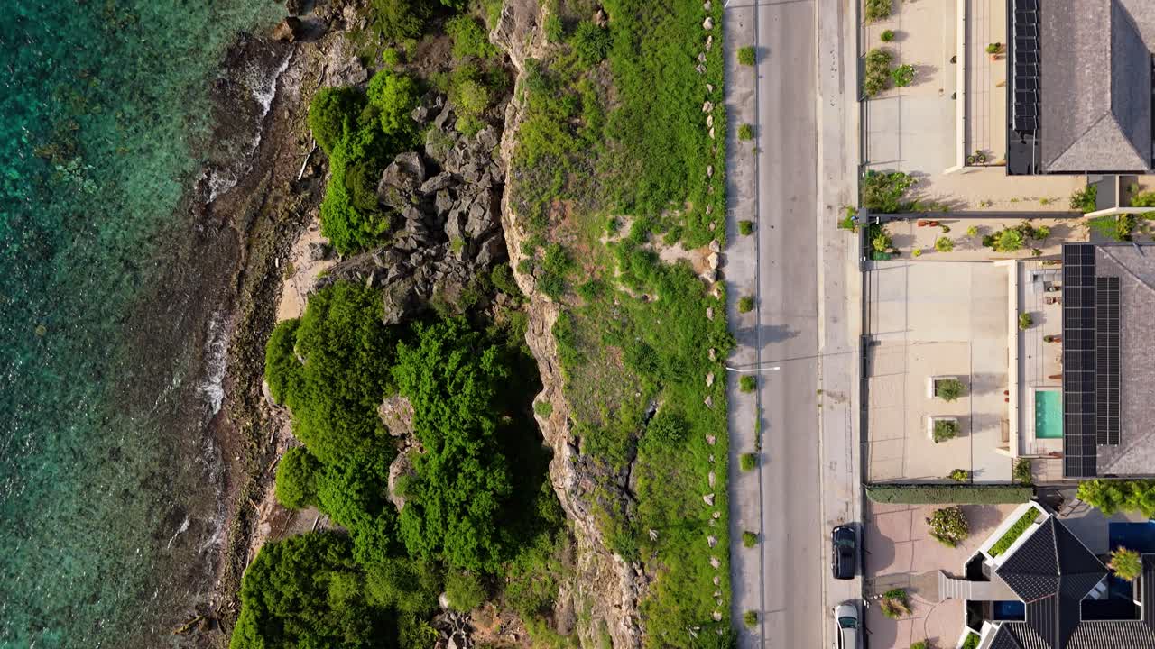 비스타 로열 쿠라카오의 가파른 절벽과 카리브해를 내려다보는 도로와 열대 빌라