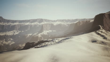 Schneebedeckte-Felsen-Im-Skigebiet