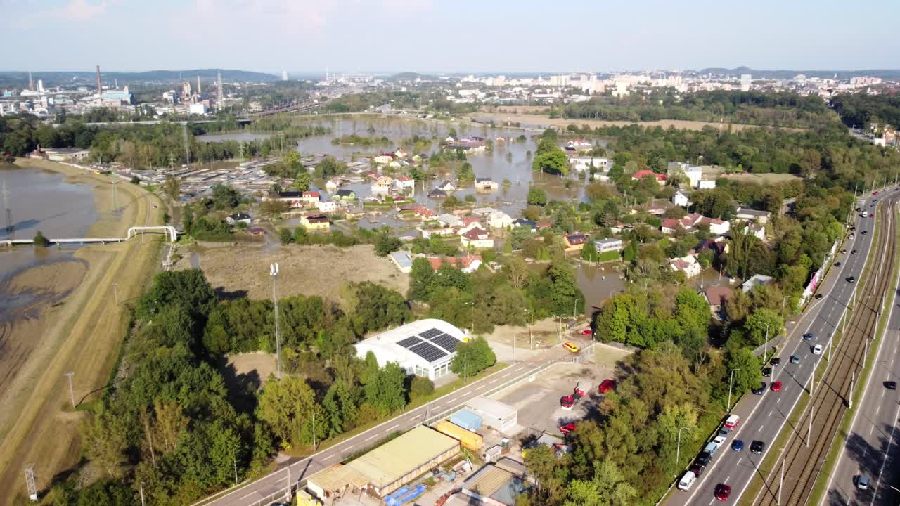 fotografía aérea de ostrava, república checa, mostrando las áreas afectadas por las inundaciones después de la inundación de 100 años