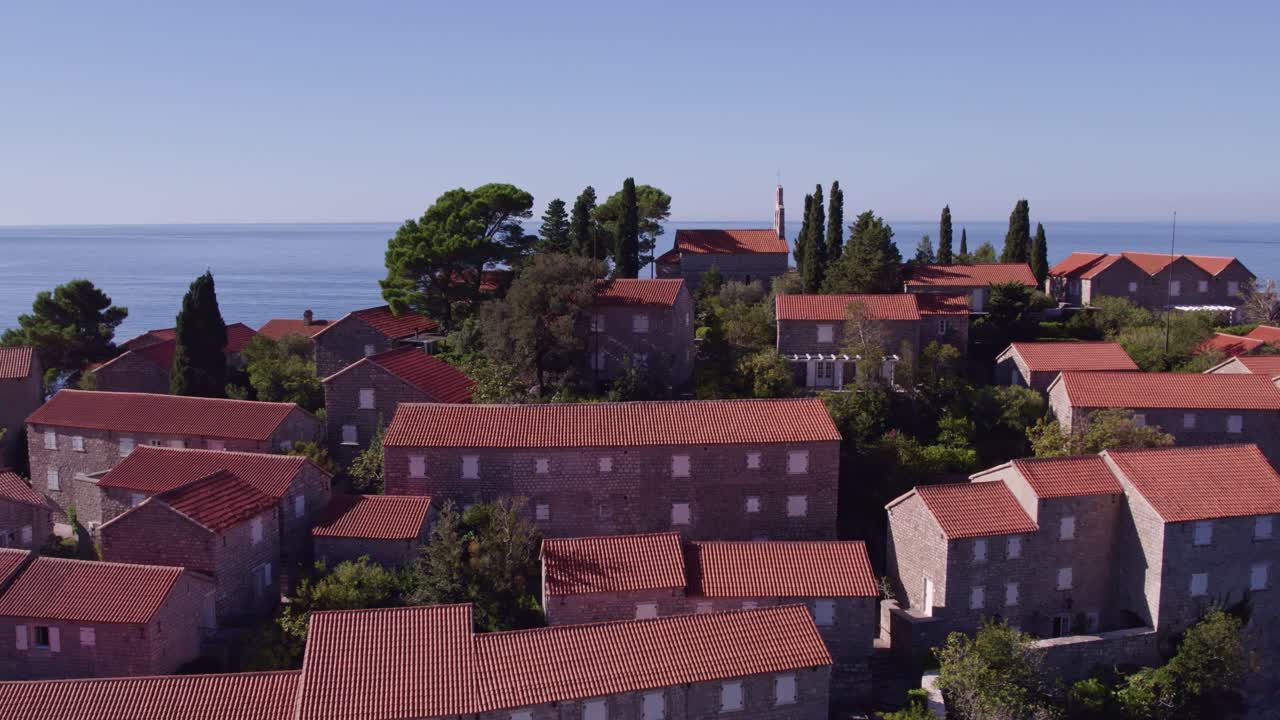 드론이 스베티 스테판 몬테네그로  ⁇ 에 날아다니고 있습니다. 밝은 낮빛과 함께 럭셔리 리조트, 항공기