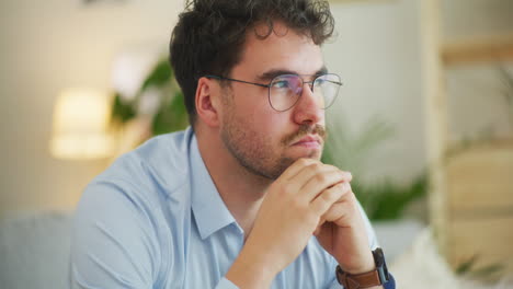 empresario inspirado pensando en la compañía