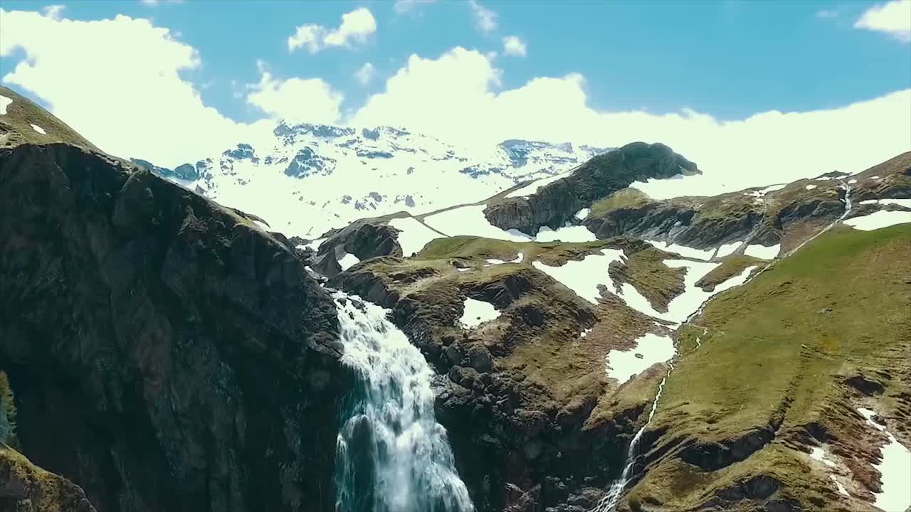 paisaje de cascadas de montaña
