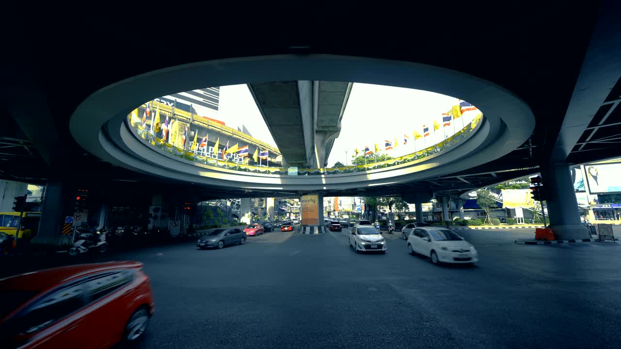 태국 방 시 테크놀로지 트랜스포테이션 컨셉의 시암 지구에서 터널 교차로와 다리에서 교통체증으로 도로를 운전하는 자동차.