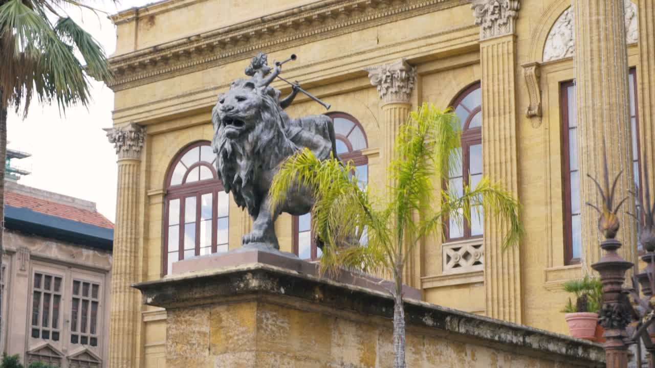 건물 앞 에 있는 사자 동상