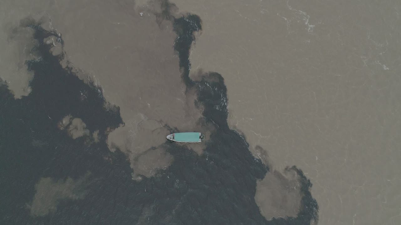 encuentro de aguas: la formación del río amazonas a partir de otros dos ríos que mezclan aguas.