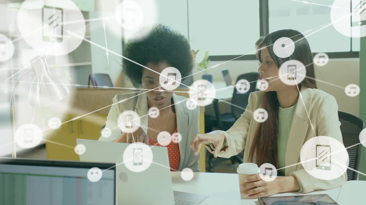 사무실에서 노트북을 사용하는 다양한 여성 동료에 대한 아이콘과의 연결 네트워크의 애니메이션