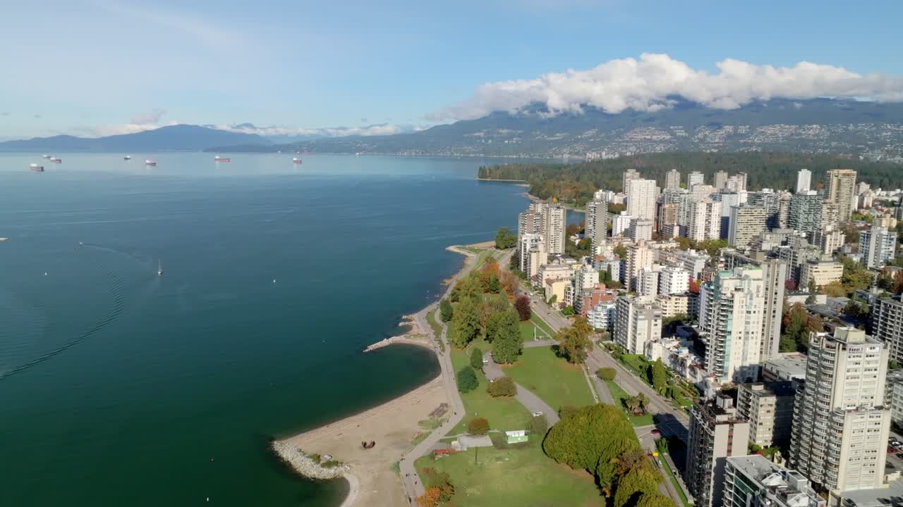 캐나다 브리티시 주 밴쿠버에 있는 잉글리시 베이 (english bay) 에 있는 아파트 빌딩과 선 비치 (sunset beach)