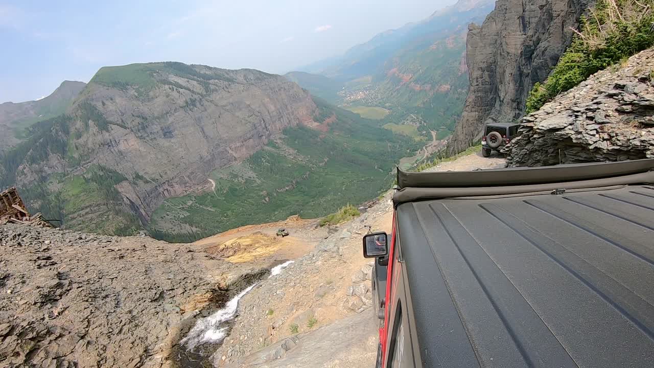punto de vista desde la azotea del vehículo 4wd en el sendero del paso del oso negro a lo largo de ingram creek cerca de telluride colorado