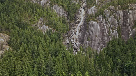 Shannon-Falls,-BC,-Kanada:-Eine-Aufsteigende-Drohne-Vom-Typ-V1-Fängt-Eine-Spektakuläre-Naturlandschaft-Mit-Reißenden-Wasserfällen-Ein,-Die-Inmitten-Eines-üppigen-Waldes-über-Felsige-Klippen-Fließen-–-Aufgenommen-Mit-Der-Mavic-3-Pro-Cine-–-Juli-2023