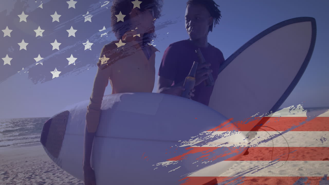 animación de la bandera estadounidense dibujada sobre una pareja biracial en la orilla del mar