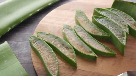 aloe vera en rodajas en tabla de corte de madera