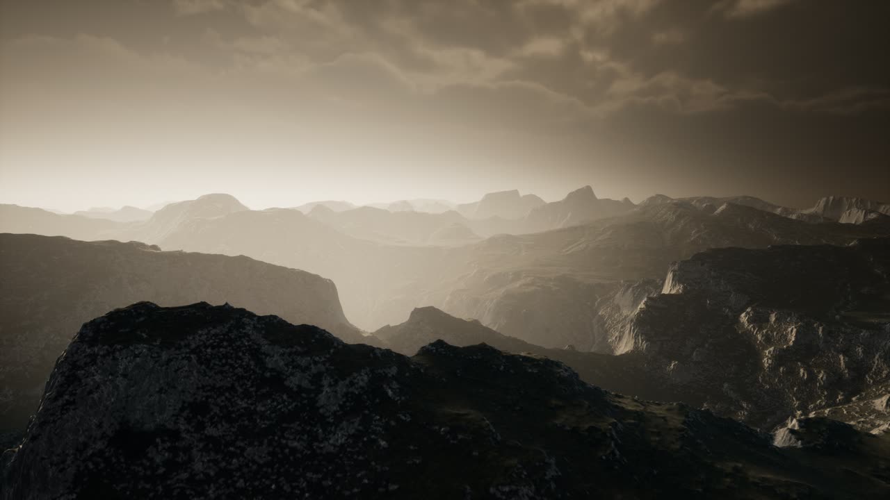 산의 계단 위의 극적인 하늘.