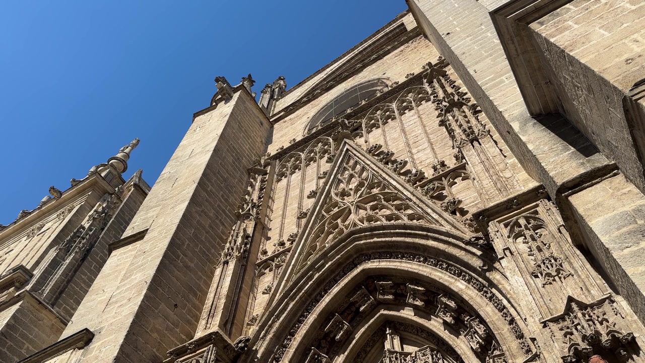 Primo piano della facciata laterale della Cattedrale di Siviglia in Spagna.