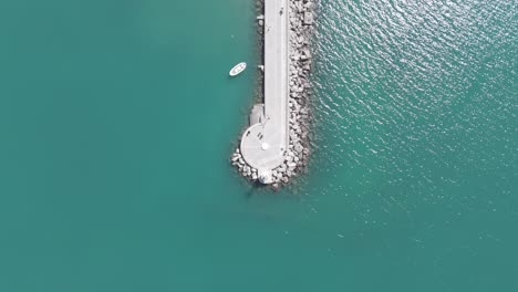 Draufsicht-Auf-Den-Wunderschönen-Leuchtturm-Am-Felsigen-Yachthafen