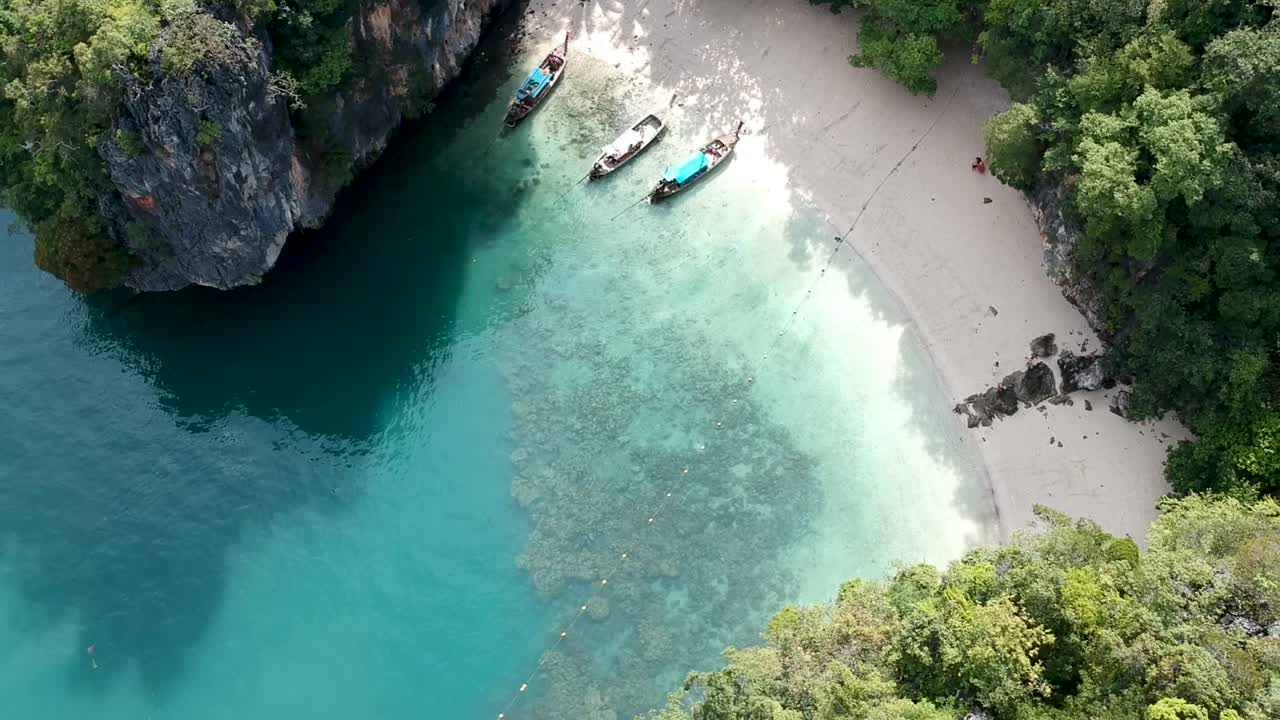 무인도 해안의 롱테일 보트