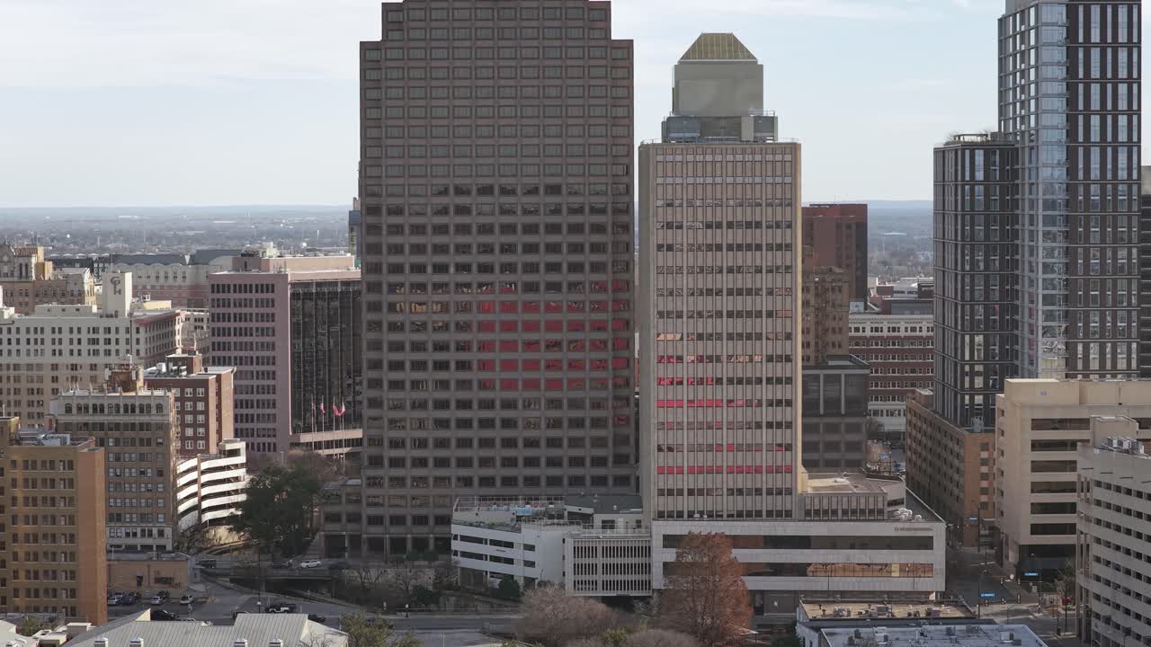 Tomada aérea de drone do centro de San Antonio com muitos edifícios em um dia ligeiramente nublado. Mostrando a vida agitada da cidade e o cenário do centro do Texas