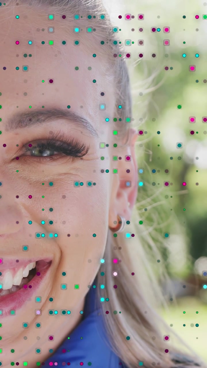 Video verticale: Donna che sorride mentre la telecamera si muove, con una griglia puntinata che si sposta sul viso per il marketing.
