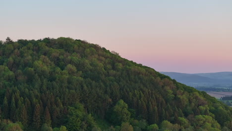 Hügel-Am-Späten-Abend-Mit-Rotem-Himmel