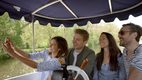 Freunde-Machen-Gemeinsam-Ein-Selfie-Während-Einer-Bootsfahrt-Auf-Dem-Fluss