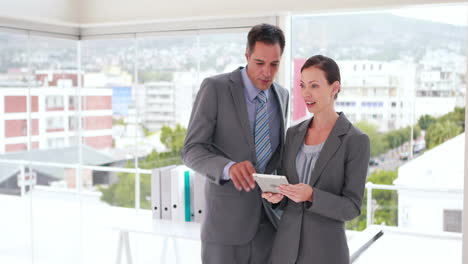 personas de negocios que usan tabletas