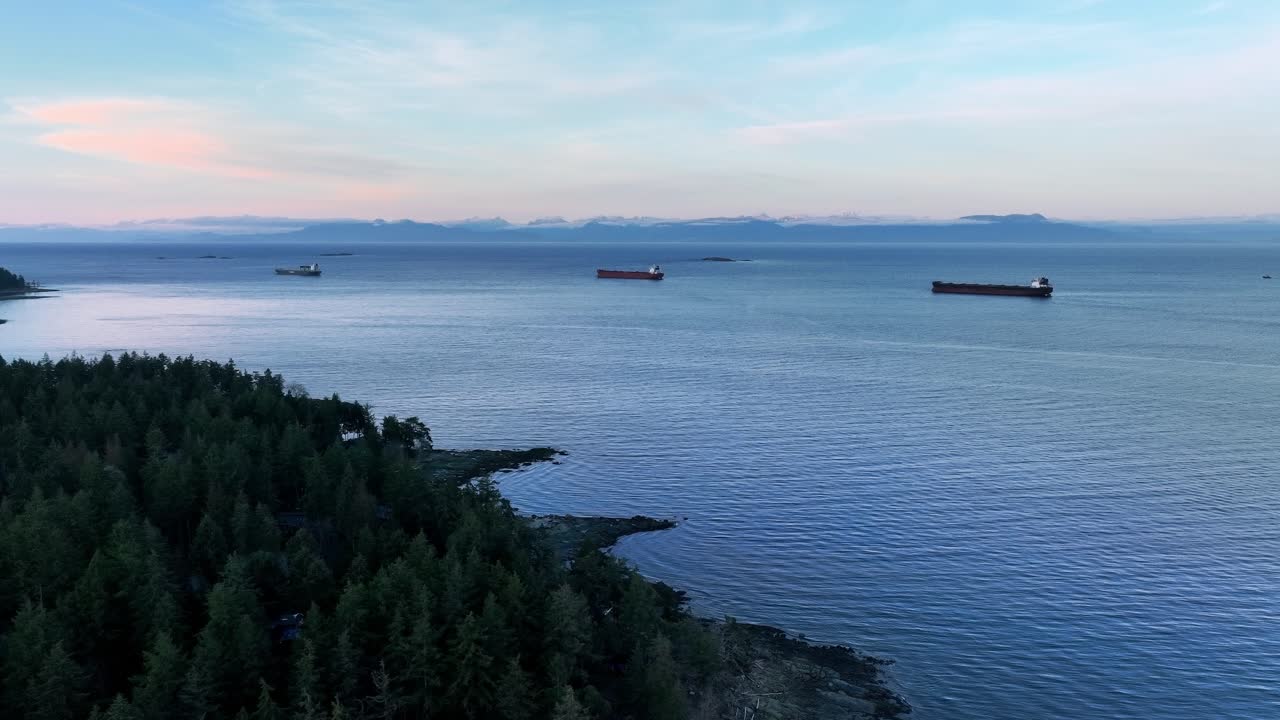 캐나다 브리티시 컬럼비아 너나이모 시내의 보호 섬 근처의 바다 풍경에 범선