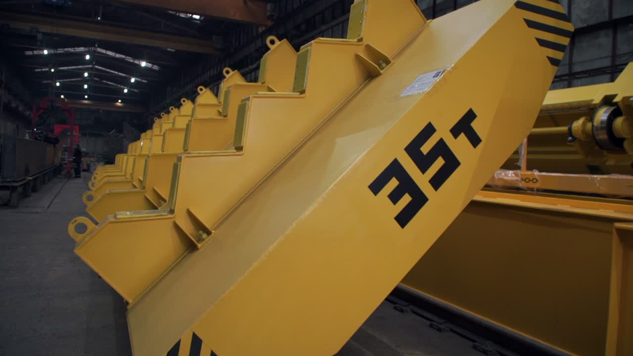 equipos industriales en un entorno de fábrica