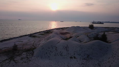 imágenes de drones en 4k de las dunas de arena de melaka al atardecer