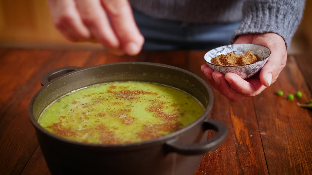 sopa de arvejas agregando especias