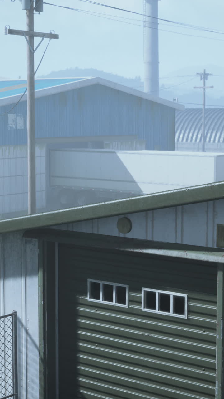 área industrial con niebla con garaje y camión