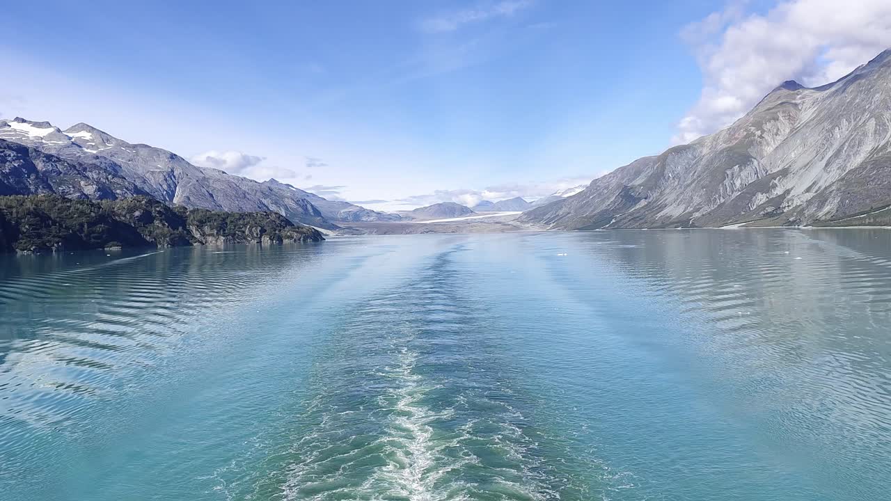 Malerische Landschaft der Glacier Bay, Alaska, mit schneebedeckten Bergen