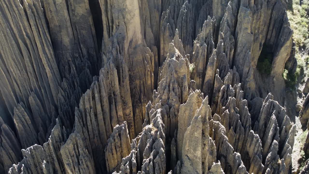 aérea mira hacia abajo en pilares fuertemente erosionados de roca conglomerada