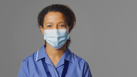 Retrato-De-Estudio-De-Una-Enfermera-Con-Uniforme-Y-Mascarilla